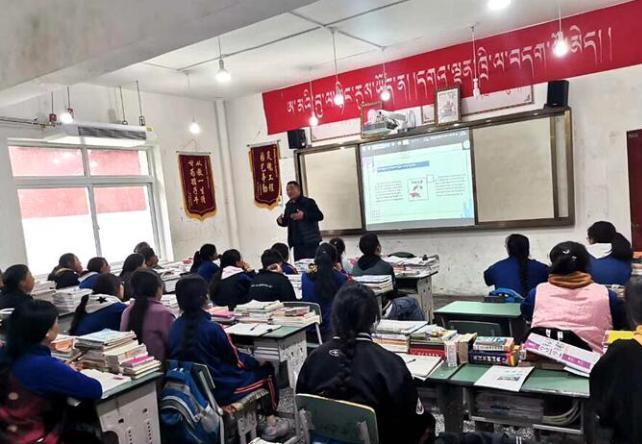 學生在免費輔導班上課?！∧岈敵?攝