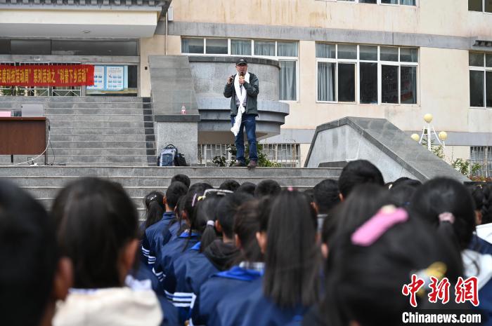 圖為西藏大學(xué)教授寧長(zhǎng)春為中學(xué)生授課?！≮w朗 攝
