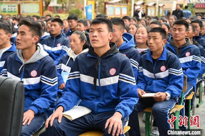 圖為昌都市第五高級(jí)中學(xué)學(xué)生參加授課?！≮w朗 攝