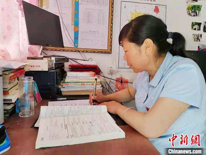 甘肅環(huán)縣“全能老師”堅(jiān)守“麻雀學(xué)?！保簩W(xué)生在，我就在