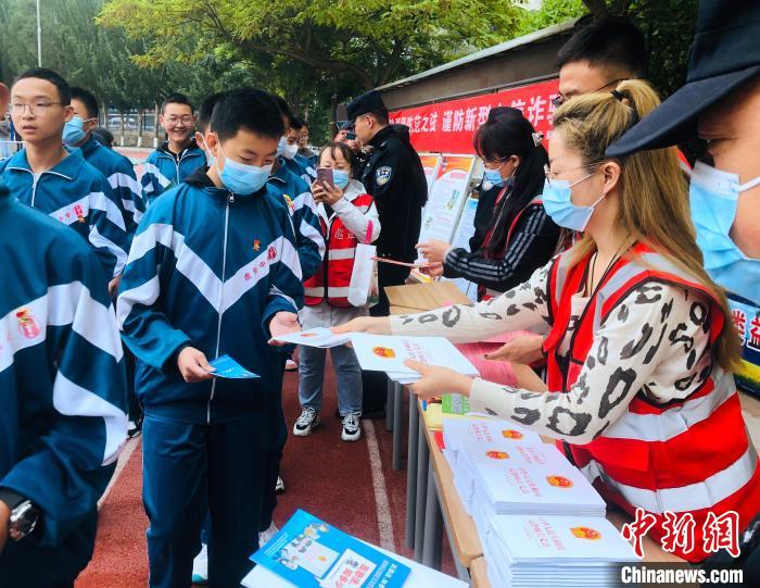 圖為西寧市法制宣傳進(jìn)校園?！∥鲗幨谐俏鲄^(qū)供圖