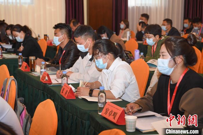 圖為第十五期全國預(yù)防青少年違法犯罪工作理論與務(wù)實(shí)高級研修班學(xué)員正在上課?！∝暩聛硭?攝