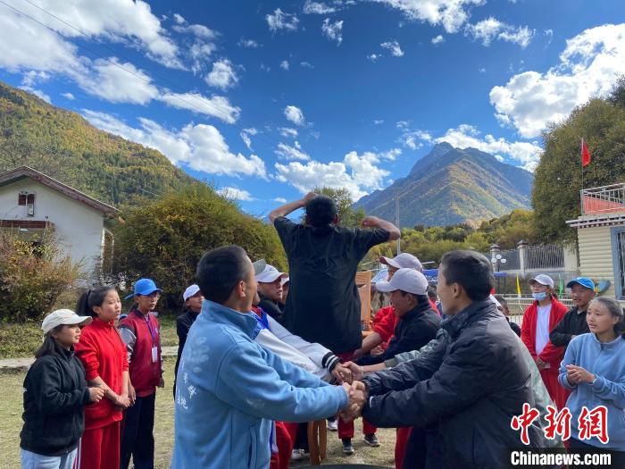 圖為學(xué)生們?cè)谖鞑匕退纱肭嗌倌昊顒?dòng)營(yíng)地開展趣味活動(dòng)?！∥鞑厍嗌倌陮?shí)踐教育基地供圖