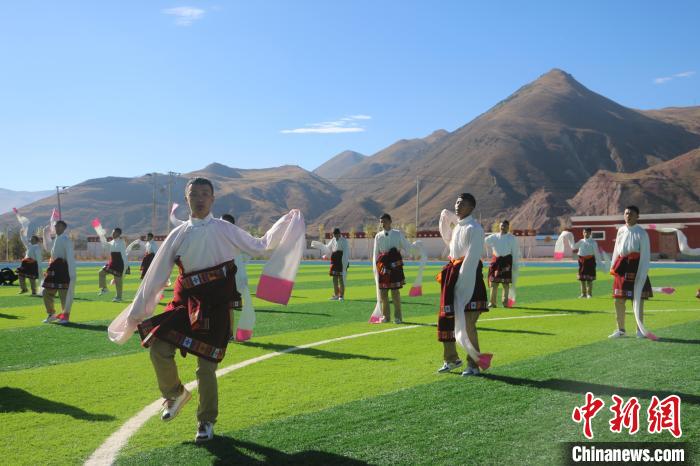 圖為青海師范大學(xué)附屬玉樹實(shí)驗(yàn)學(xué)校學(xué)生在綠茵場跳起囊謙古舞—卓根瑪?！〕逃?攝