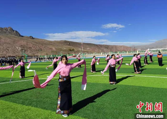 圖為青海師范大學(xué)附屬玉樹實(shí)驗(yàn)學(xué)校學(xué)生在綠茵場跳起囊謙古舞—卓根瑪。　白劼 攝