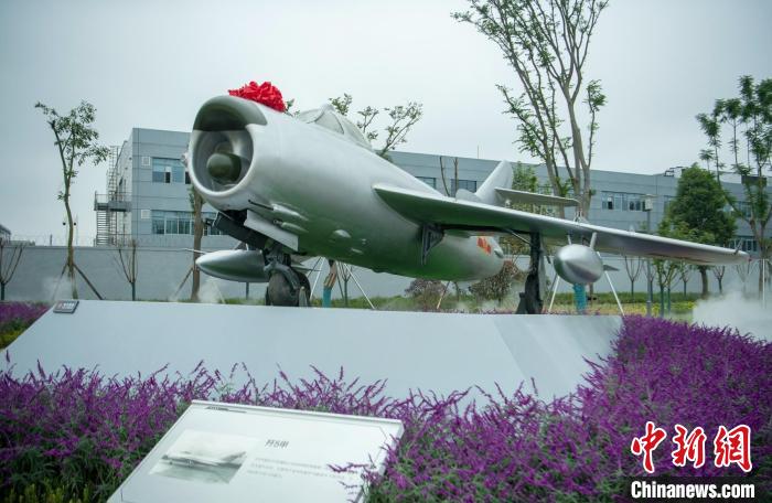 園林式戰(zhàn)斗機(jī)博物館內(nèi)展示的“殲5甲”飛機(jī)。　劉忠俊 攝