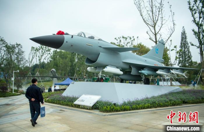 園林式戰(zhàn)斗機博物館內(nèi)展示的“殲10C”飛機。　劉忠俊 攝