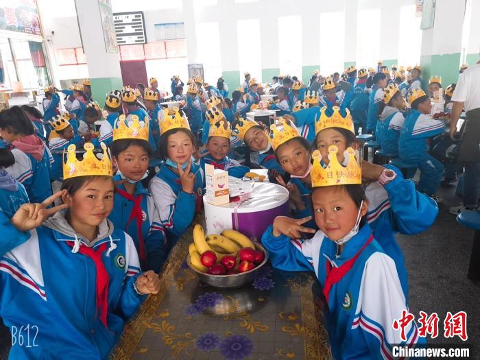 圖為加查縣安繞鎮(zhèn)小學(xué)學(xué)生集體過六一兒童節(jié)。　安繞鎮(zhèn)小學(xué)供圖