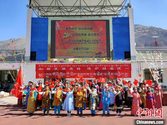 圖為加查縣安繞鎮(zhèn)小學(xué)各民族代表學(xué)生齊唱紅歌?！“怖@鎮(zhèn)小學(xué)供圖