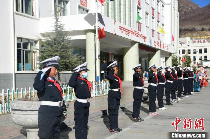 圖為加查縣安繞鎮(zhèn)小學(xué)學(xué)生爭(zhēng)當(dāng)“小交警”體驗(yàn)交警工作?！∝暩聛硭?攝