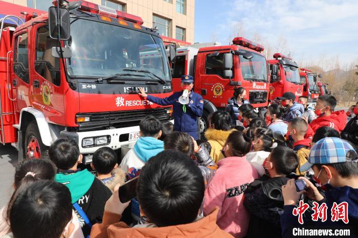 圖為消防員向小朋友們講解消防車。　楊龍建 攝