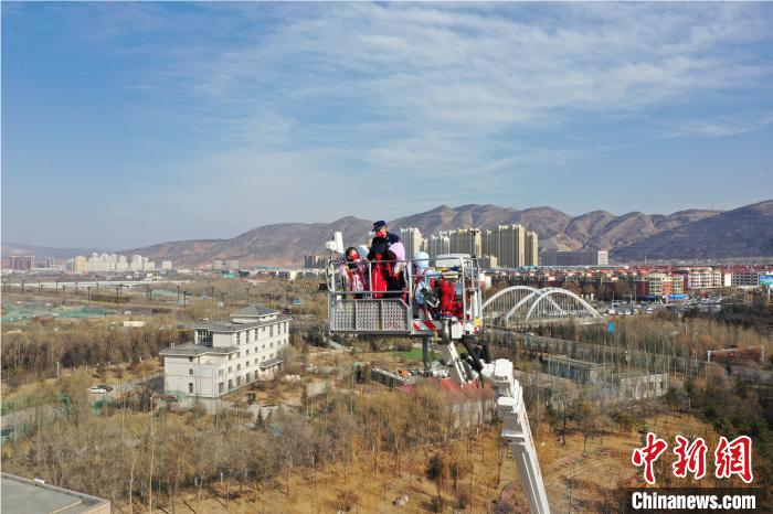 圖為小朋友在消防員的陪同下，體驗78米登高平臺消防車。　楊龍建 攝