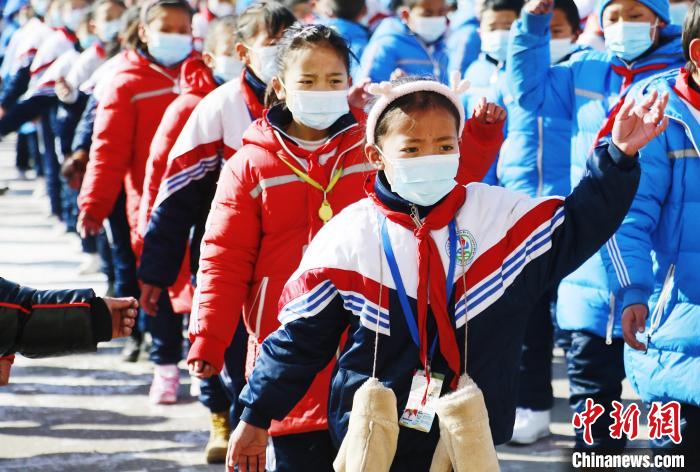 圖為學(xué)生跳起歡快的藏族舞蹈迎接新學(xué)期?！●R銘言 攝
