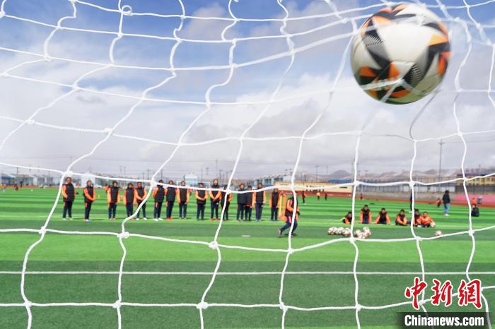 圖為孩子們進(jìn)行射門訓(xùn)練?！●R銘言 攝