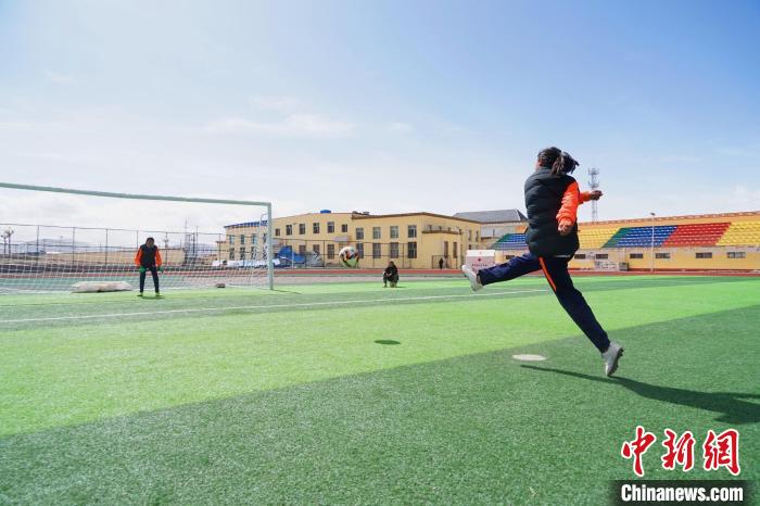 圖為一名女孩進(jìn)行射門訓(xùn)練?！●R銘言 攝