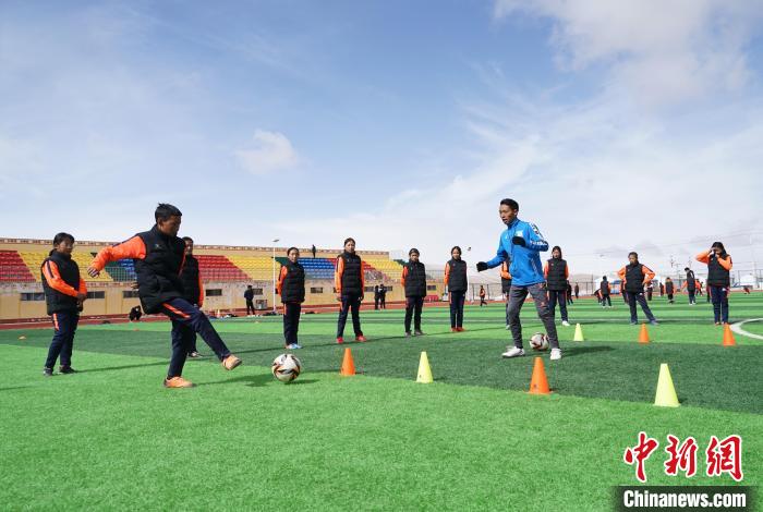 圖為孩子們正在進(jìn)行訓(xùn)練?！●R銘言 攝