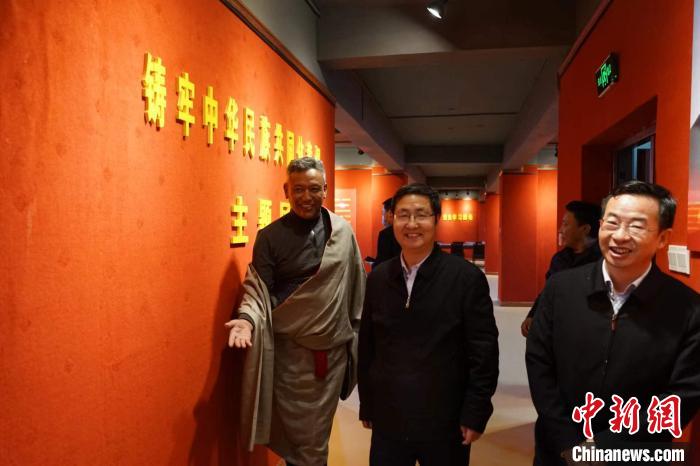 資料圖為參觀(guān)鑄牢中華民族共同體意識(shí)主題展?！『F龍 攝