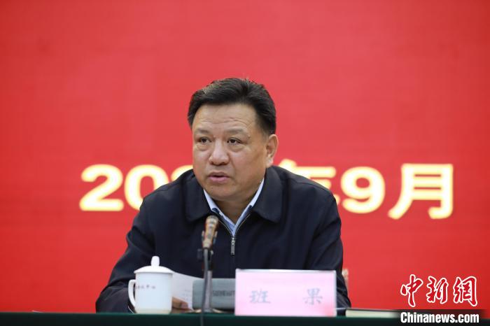 圖為青海省委常委、統(tǒng)戰(zhàn)部部長(zhǎng)班果出席會(huì)議并講話(huà)。　胡貴龍 攝