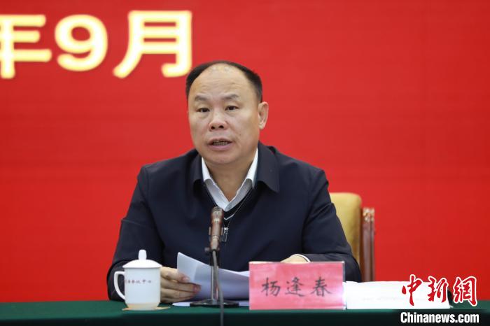 圖為青海省副省長(zhǎng)楊逢春主持會(huì)議并講話(huà)。　胡貴龍 攝