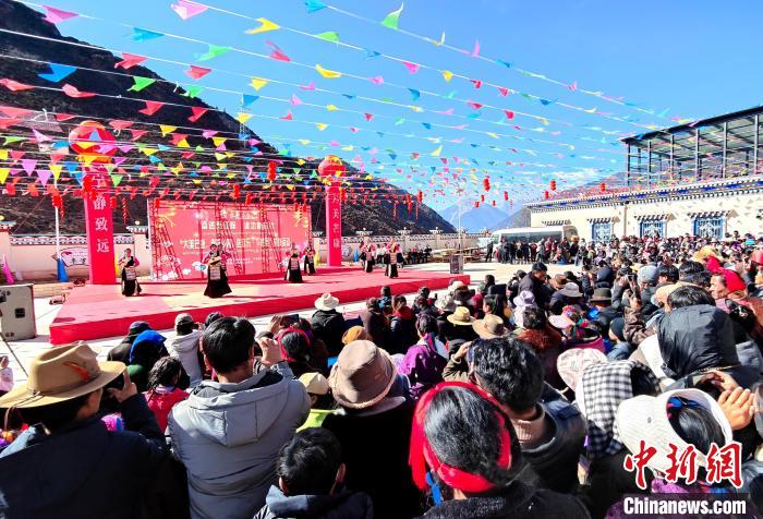 文藝活動(dòng)全景?！∶⒖悼h委宣傳部供圖