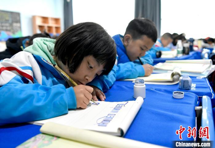 3月14日，西藏拉薩市第一小學(xué)一年級(jí)六班的學(xué)生們?cè)诓卣Z(yǔ)文課上書(shū)寫(xiě)藏文。　李林 攝