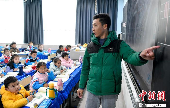 3月14日，西藏拉薩市第一小學(xué)藏語文老師拉巴次仁在課堂上?！±盍?攝