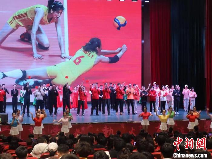 2023年全國(guó)青少年女排集訓(xùn)閉幕式現(xiàn)場(chǎng)?！√旖蝮w育學(xué)院供圖