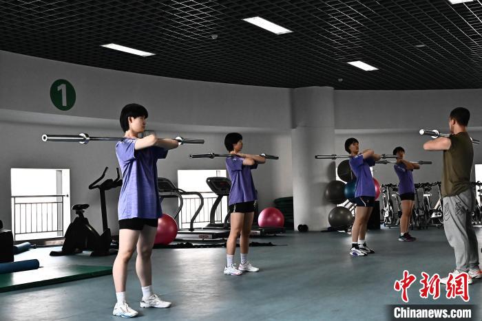 圖為全國(guó)青少年女排在天津進(jìn)行集訓(xùn)?！√旖蝮w育學(xué)院供圖