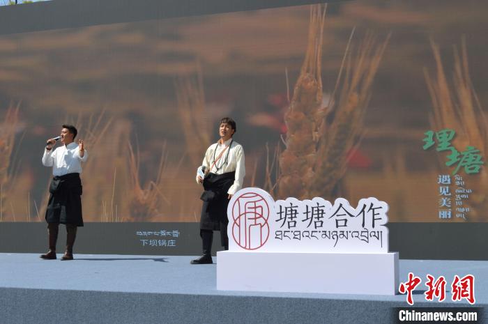 “康巴漢子”現(xiàn)場(chǎng)獻(xiàn)唱?！≈炝杞?攝