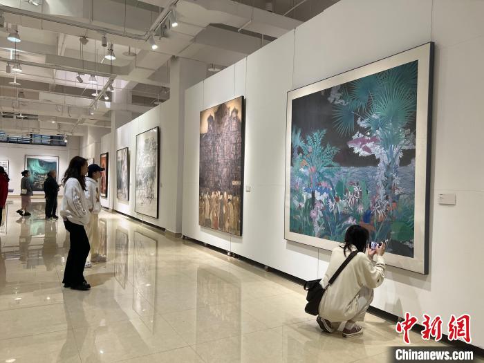 圖為全國青年教師中國畫學術邀請展吸引學生觀展?！＄婌?攝