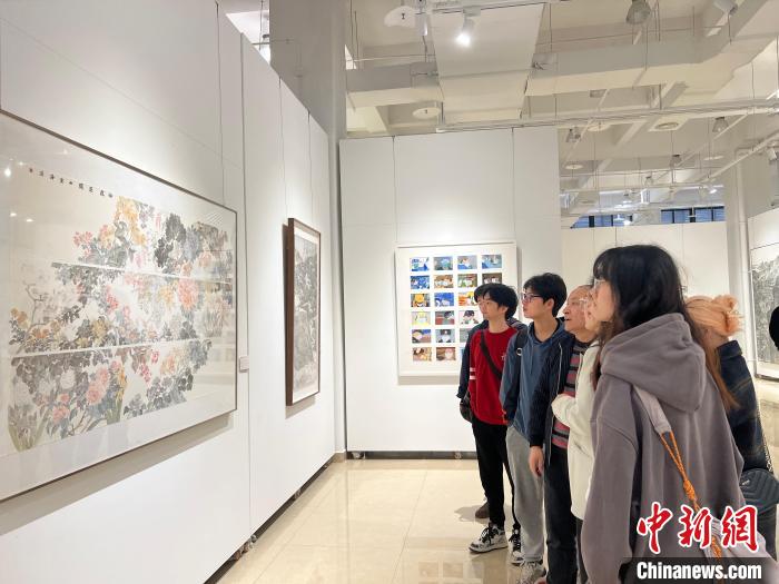 圖為全國青年教師中國畫學術邀請展現場。　鐘旖 攝