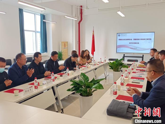 圖為座談會(huì)議現(xiàn)場(chǎng)。　格桑 攝