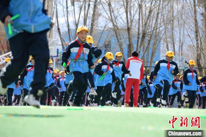 圖為學生在跳繩教練齊景龍的指導下做準備運動?！∝暩聛硭?攝