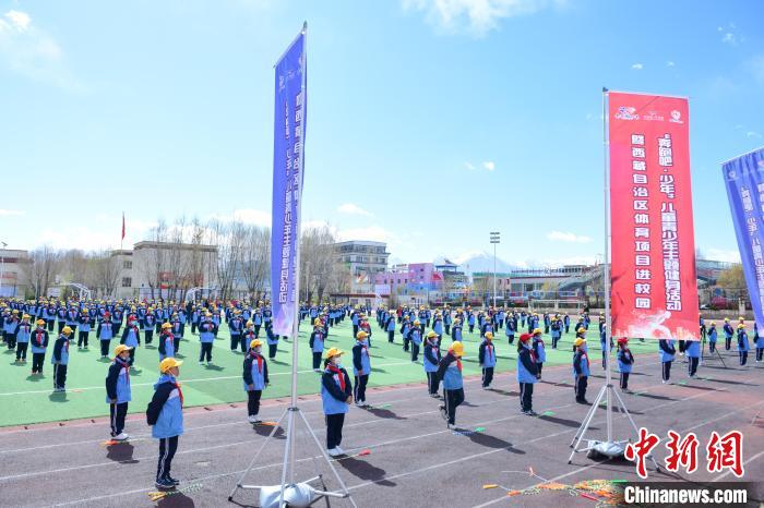 圖為學生在跳繩教練齊景龍的指導下做準備運動?！∝暩聛硭?攝