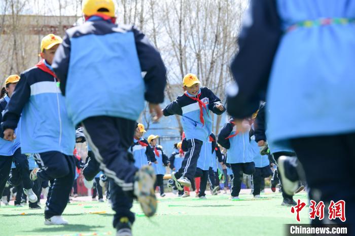 圖為學生在跳繩教練齊景龍的指導下做準備運動?！∝暩聛硭?攝