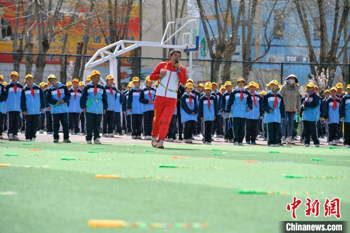 圖為學生在跳繩教練齊景龍的指導下做準備運動?！∝暩聛硭?攝
