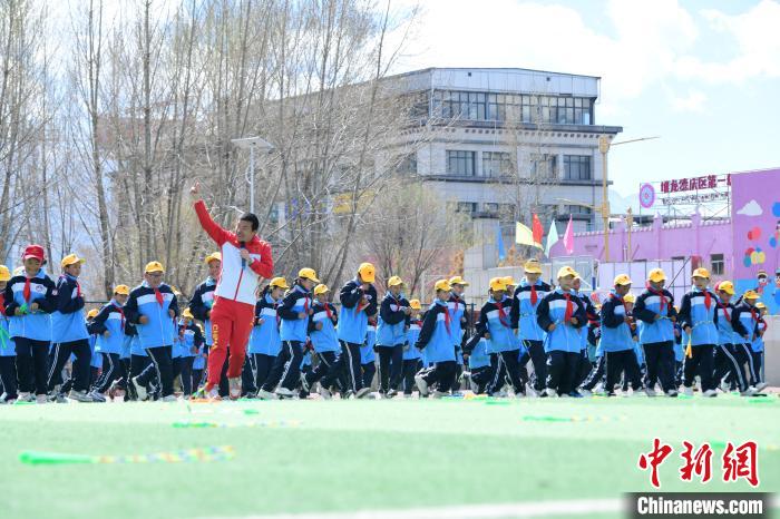圖為學生在跳繩教練齊景龍的指導下做準備運動?！∝暩聛硭?攝