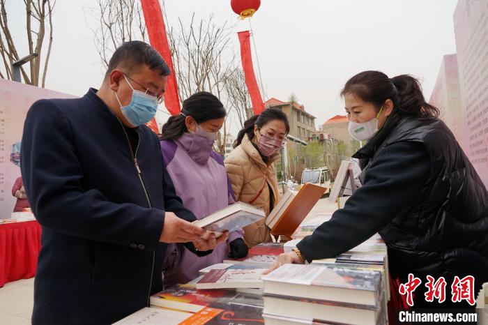 圖為民眾在活動現(xiàn)場購書。　馬銘言 攝