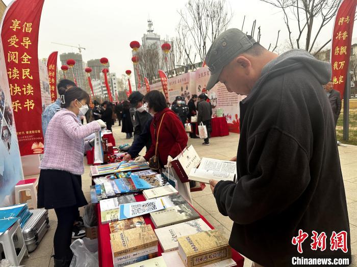 圖為民眾在活動現(xiàn)場讀書、購書。　李雋 攝