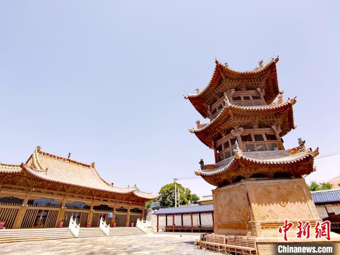 圖為阿河灘清真寺局部?！?zhí)砀?攝