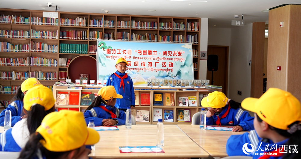 學(xué)生開展閱讀推廣活動(dòng)。人民網(wǎng)記者 吳雨仁攝