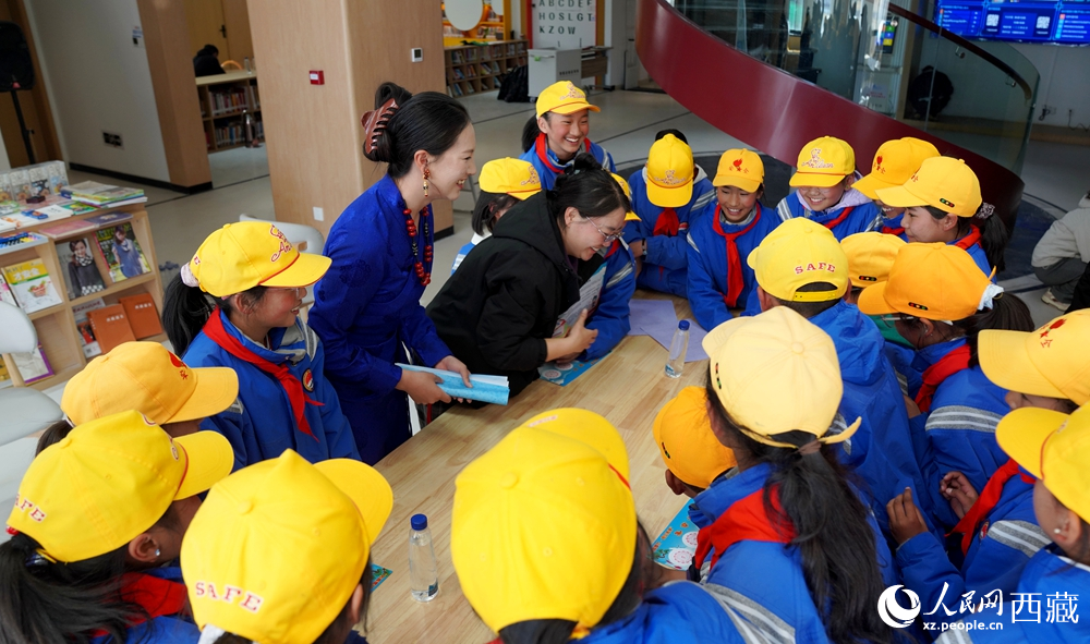 老師指導(dǎo)孩子閱讀。人民網(wǎng)記者 吳雨仁攝