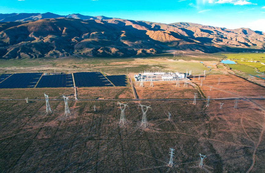 阿里與藏中電網(wǎng)聯(lián)網(wǎng)工程和沿線光伏電站。趙清鵬攝