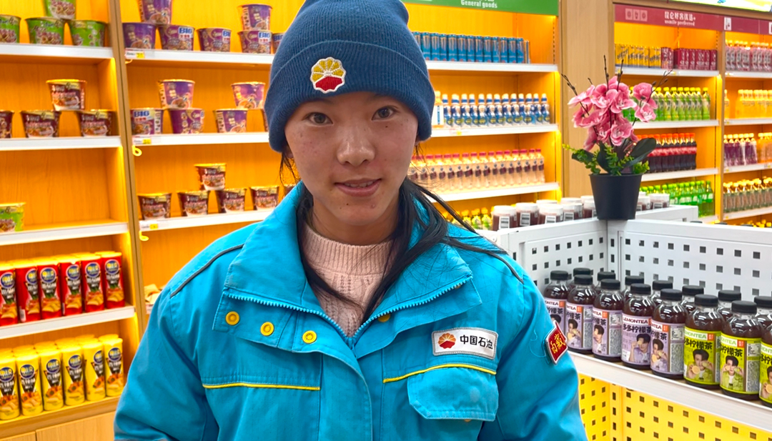 00后員工桑旦卓瑪在便利店值班。呂殿杰攝