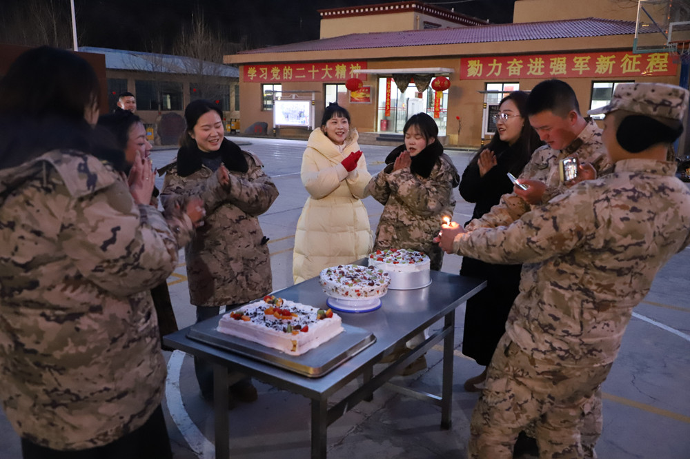 支隊為來隊家屬過集體生日?；粢綌z