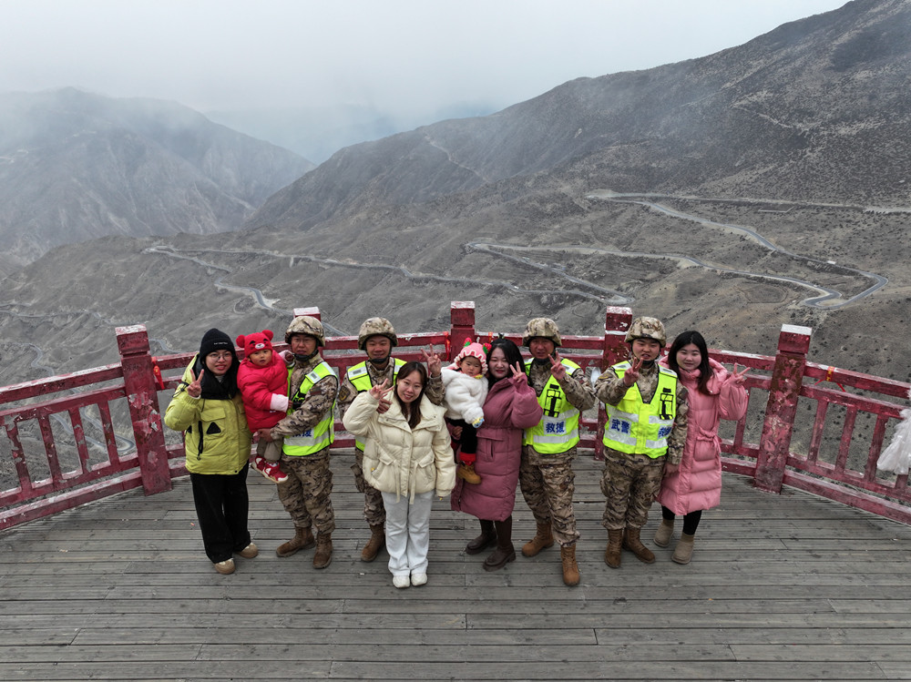支隊組織家屬隨隊養(yǎng)護體驗丈夫工作。何眾攝