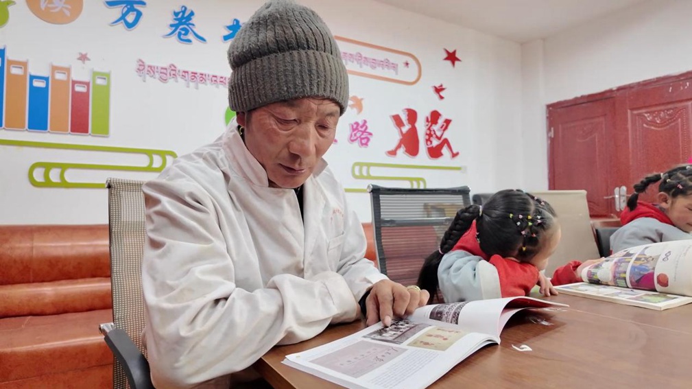 一位當(dāng)?shù)卮迕窈秃⒆觽冊(cè)谀良視堇锉M情享受閱讀時(shí)光。申扎縣融媒體中心供圖