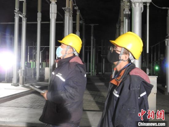 圖為5月10日凌晨，國(guó)網(wǎng)青海檢修公司柴達(dá)木換流站運(yùn)維人員在進(jìn)行柴拉直流系統(tǒng)停電操作?！∫杂?攝