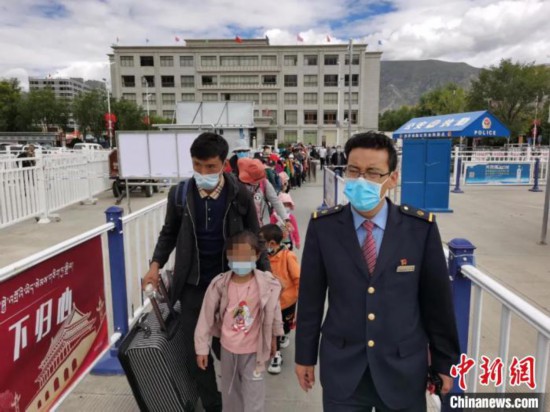 圖為拉薩車站工作人員為西藏先心病患兒和陪同人員提供“綠色”接力幫扶，并開通了專門通道，讓他們快速進站上車。拉薩車站 供圖