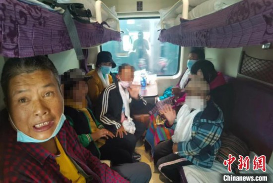 圖為乘坐Z266次列車的西藏先心病患兒和陪同人員。拉薩車站 供圖